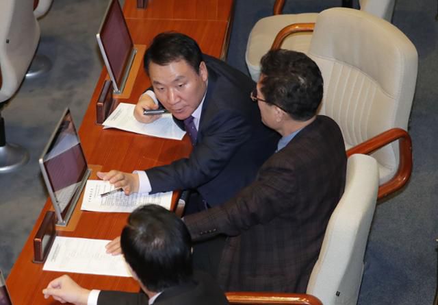 지난 2018년 2월 20일 당시 염동열 자유한국당 의원이 이날 열린 국회 본회의에서 김성태 당시 자유한국당 원내대표와 대화하고 있다. 연합뉴스