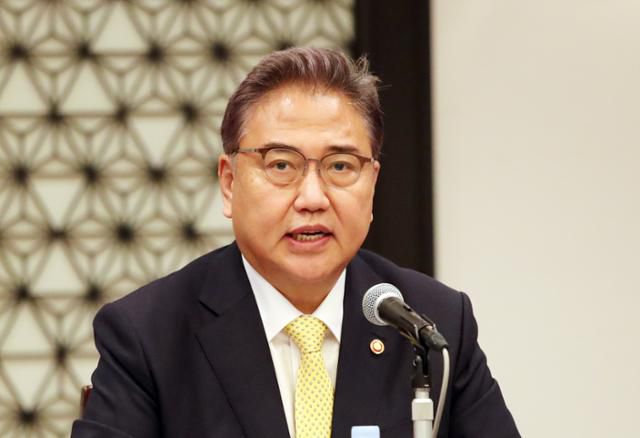 박진 외교부 장관이 20일 오전 도쿄의 한 호텔에서 한국 언론사 특파원들과 만나 일본 방문 중 외교 활동 등에 관해 설명하고 있다. 박 장관은 18일 하야시 요시마사 일본 외무장관과 회담하고 19일에는 기시다 후미오 일본 총리를 예방했다. 도쿄=연합뉴스