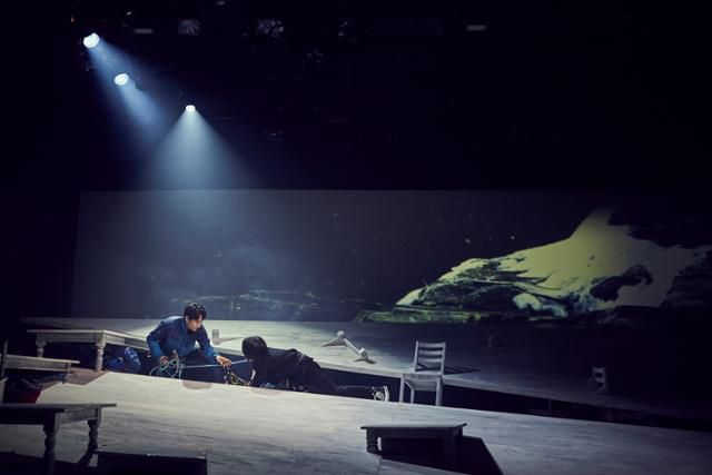 20일 서울 종로구에 위치한 아트원씨어터에서는 연극 '터칭 더 보이드' 프레스콜이 진행됐다. '터칭 더 보이드'는 1985년 영국인 산악가 조 심슨(Joe Simpson)의 회고록인 '친구의 자일을 끊어라'를 연극으로 재탄생시킨 작품이다. 연극열전 제공