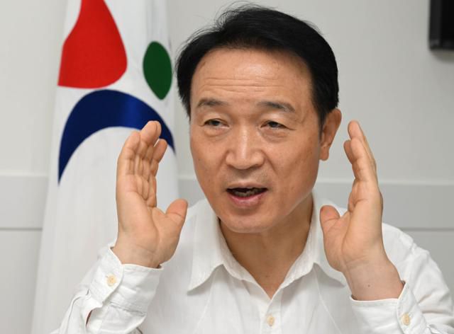 임 교육감은 소통 과정에서 예기치 않게 급식에 대한 불만들을 많이 듣게 됐다며 단가 조정을 포함해 급식 문제를 전반적으로 살펴볼 계획이라고 말했다. 수원=고영권 기자