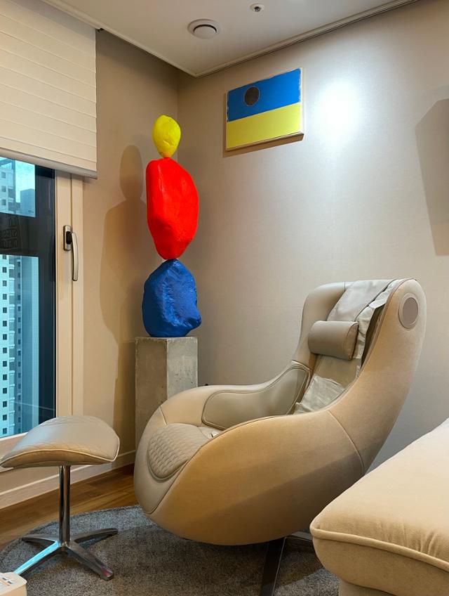 이승휘씨 자택 거실에 자리한 우고 론디노네의 조각. 이씨는 조각은 관리의 어려움 때문에 구입을 주저했다면서 개인적으로 가장 애착이 가는 작품이라고 설명했다. 이승휘씨 제공