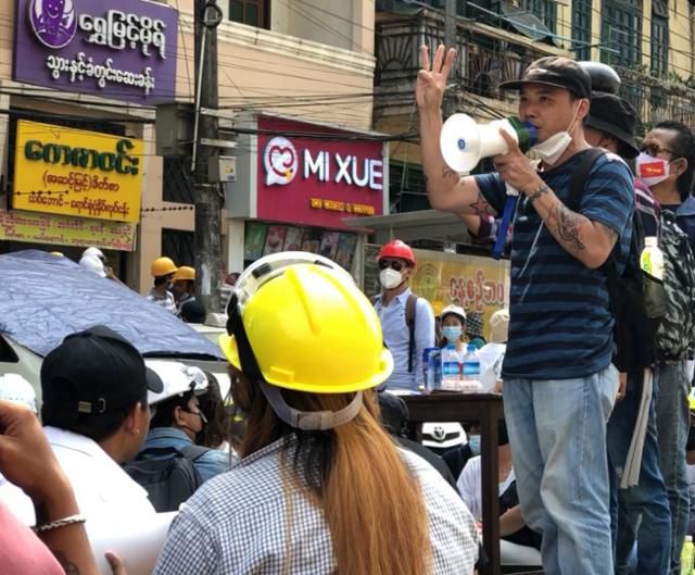 쿠데타 군부에 의해 사형이 집행된 반군부 활동가 초 민 유가 지난해 양곤 도심에서 열린 시위 현장에서 연설을 하고 있다. 유는 지난해 11월 체포돼 지난 1월 사형이 선고됐다. 이라와디 캡처