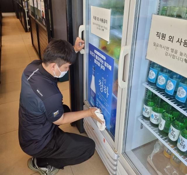 꽃비씨와 팀원들은 매주 금요일마다 주요 상권의 대형 매장을 돌며 술 냉장고를 청소한다. 청소를 마치면 냉장고 겉면에 신제품 포스터를 부착하고, 손을 뻗기 쉬운 눈높이 층에 '처음처럼'을 진열한다. 유꽃비 제공