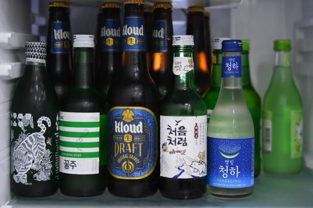 꽃비씨의 사무실 냉장고 한 쪽엔 자사 주류 제품들이 빼곡하게 들어차 있다. 신제품이 출시되면 부지런히 맛보고 고객에게 어필할 수 있을 만한 매력 포인트를 고민한다. 차별화 포인트를 찾아내기 위해 경쟁사 제품도 함께 테스트한다. 김하겸 인턴기자