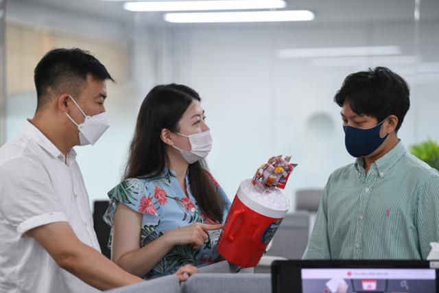 꽃비씨가 각 지역 파트장들과 함께 자사 맥주 '클라우드'의 판촉물로 제작한 사탕꽂이에 대해 이야기를 나누고 있다. 영업 사원들이 들고 다니는 판촉물과 사은품은 대부분 현장 영업사원들이 직접 만든 경우가 많다. 김하겸 인턴기자