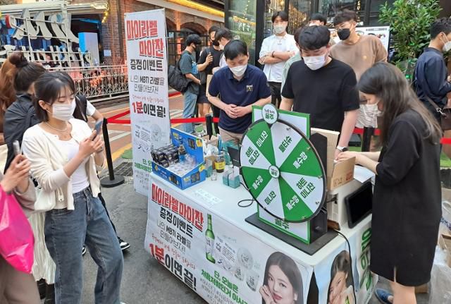 목요일 저녁 시간마다 꽃비씨와 영업사원들은 강남역 인근에 부스를 꾸려 야외 판촉 행사를 연다. 'OO처럼'에 고객이 원하는 이름을 넣어 인쇄해주는 '마이라벨' 이벤트를 벌인다. 주로 목요일, 금요일 저녁에 모임과 회식이 몰려있는 것을 고려한 전략이다. 유꽃비 제공