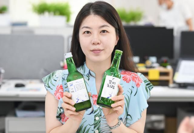 유꽃비 롯데칠성 주류 동부FM지점장. 술과 술자리의 즐거움을 좋아하다 못해 직업까지 술로 선택했다. 여성 최초 주류 영업 사원이 됐다. 그 어떤 풍파에도 '지지 않겠다'는 악으로 깡으로 버틴 세월이 15년, 현재 그는 '여성 최초 주류 영업 지점장'이다. 김하겸 인턴기자