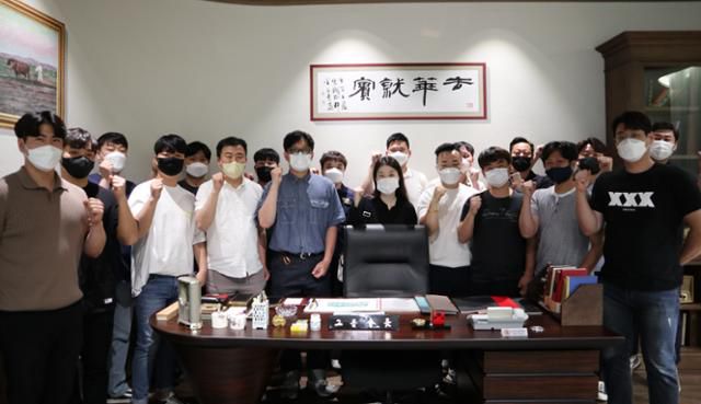 꽃비씨가 지점장을 맡고 있는 롯데칠성 주류 동부FM지점의 식구들, 꽃비씨를 제외한 모두가 남자다. 유꽃비 제공