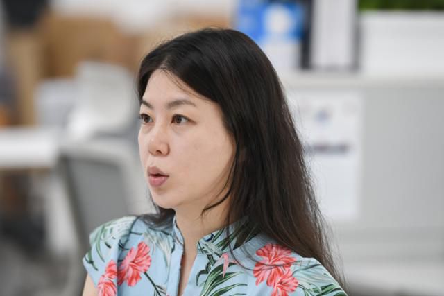 꽃비씨는 '영업이란 곧 몸빵'이라고 말했다. 모든 건 사람과 사람 사이의 일이에요. 두드린다고 상대방 마음이 한 번에 활짝 열리지는 않죠. 때론 제로가 아니라 마이너스에서 시작해야 할 때도 있어요. 다른 방법은 없어요. 그냥 부딪혀 보는 거죠. 실제로 제가 좀 '무대뽀' 스타일이긴 해요. 김하겸 인턴기자