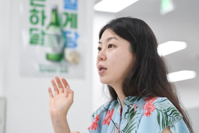 꽃비씨는 팀장이 되고 나서 결심했다. 위에는 팀원들의 성과를 적극적으로 어필하되, 직원들에겐 입 닫고 카드만 주자. 김하겸 인턴기자
