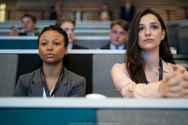 하퍼(왼쪽)와 야스민은 정직원 채용을 두고 경쟁하면서도 우정을 나눈다. 웨이브 제공