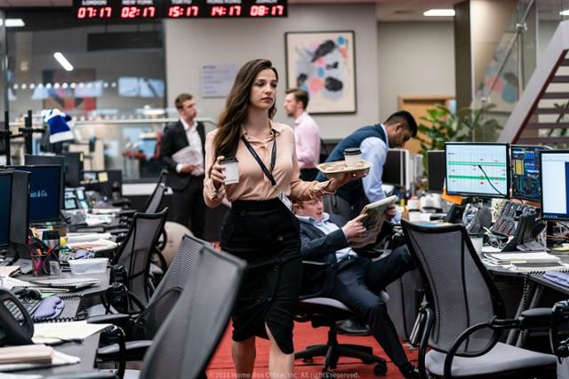 '인더스트리'는 런던 금융가의 모습을 날것으로 전하려 한다. 웨이브 제공