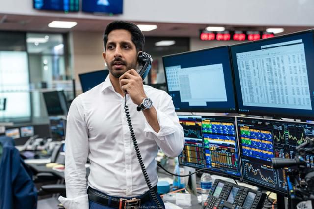 '인더스트리'에서 투자은행 직원들은 짧은 전화통화에도 F를 앞세운 단어들을 곧잘 사용한다. 신체 노출 수위가 상당히 높기도 하다. 웨이브 제공