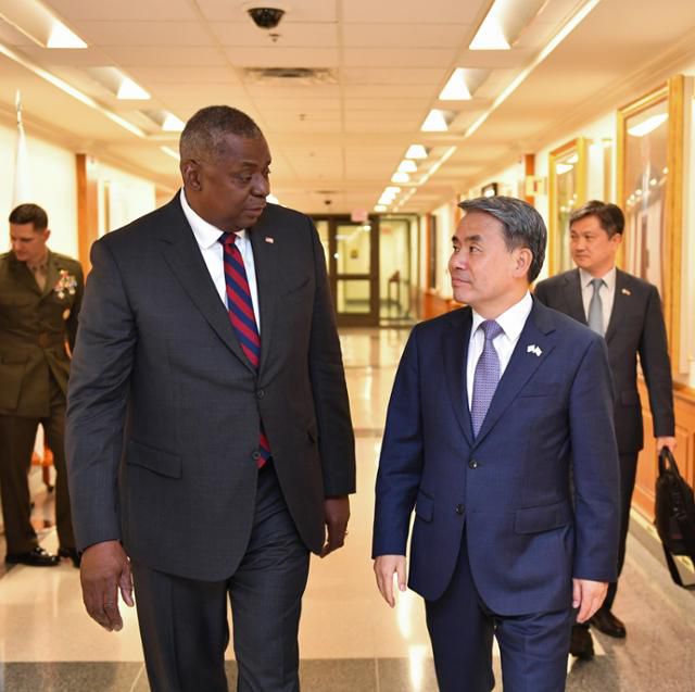 로이드 오스틴(왼쪽) 미국 국방장관이 지난달 29일 미 워싱턴의 국방부에서 한미 국방장관 회담장으로 이동하며 이종섭 국방부 장관과 대화하고 있다. 국방부 제공