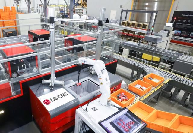 LG CNS서 구현한 물류형 로봇 서비스. LG CNS