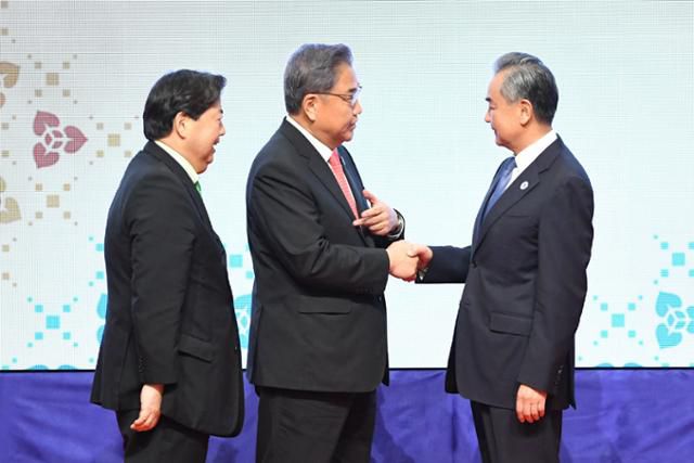 캄보디아 프놈펜에서 4일 열린 ‘동남아시아국가연합(ASEAN·아세안)+3(한중일)’ 외교장관 회의에서 박진(가운데) 외교장관이 왕이(오른쪽) 중국 국무위원 겸 외교부장과 악수를 나누고 있다. 왼쪽은 하야시 요시마사 일본 외무장관. 프놈펜=AFP 연합뉴스