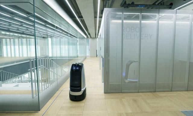 자율주행로봇이 네이버 신사옥 ‘1784’ 내부를 돌아다니고 있다. 네이버 제공