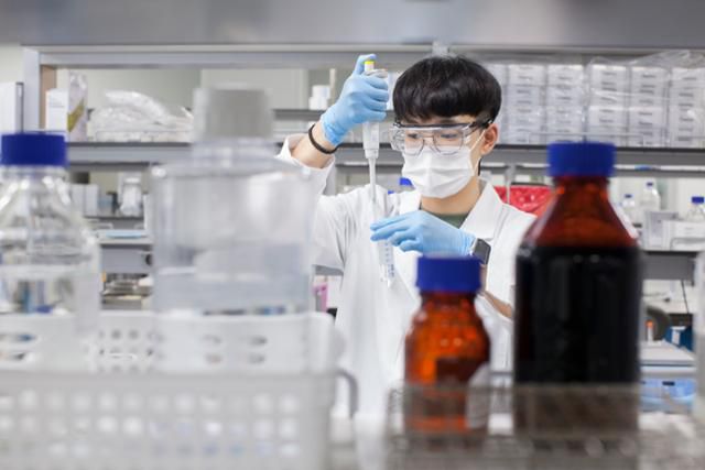 10일 경북 안동 SK바이오사이언스 L하우스에서 연구원이 백신 개발 연구를 하고 있다. SK바이오사이언스 제공