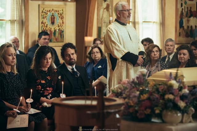 도미닉은 최선을 다해 살았으나 불행의 정점에 다다른다. 그에게는 행복과 희망이 깃들 수 없을까. 웨이브 제공