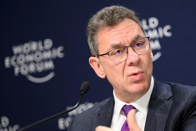 앨버트 불라 화이자 최고경영자가 지난 5월 스위스 다보스에서 열린 세계경제포럼에서 발언하는 모습. AP 연합뉴스 자료사진