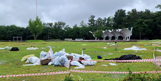 지난달 18일 모 방송사의 유명 음악프로그램 녹화가 이뤄진 강릉시 경포호수 잔디광장이 21일 오후 쓰레기가 치워지지 않은 채 나뒹굴고 잔디는 크게 훼손돼 있다. 강릉=연합뉴스