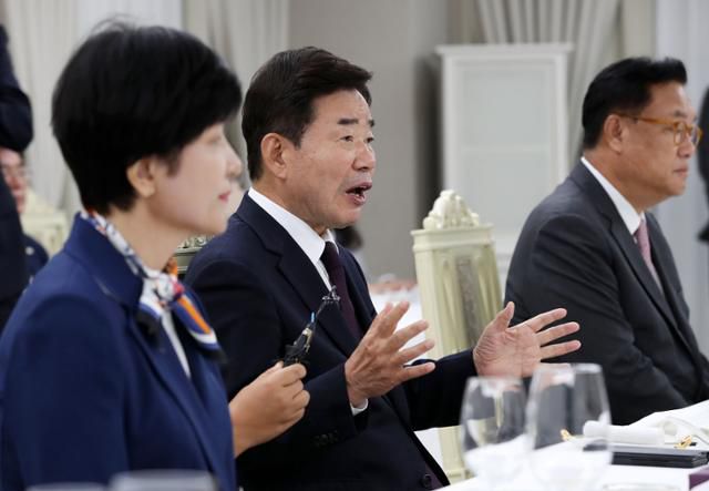 김진표 국회의장이 19일 서울 용산 대통령실 청사에서 열린 신임 국회의장단 초청 만찬에서 발언하고 있다. 왼쪽부터 김영주 국회부의장, 김진표 국회의장, 정진석 국회부의장. 뉴시스