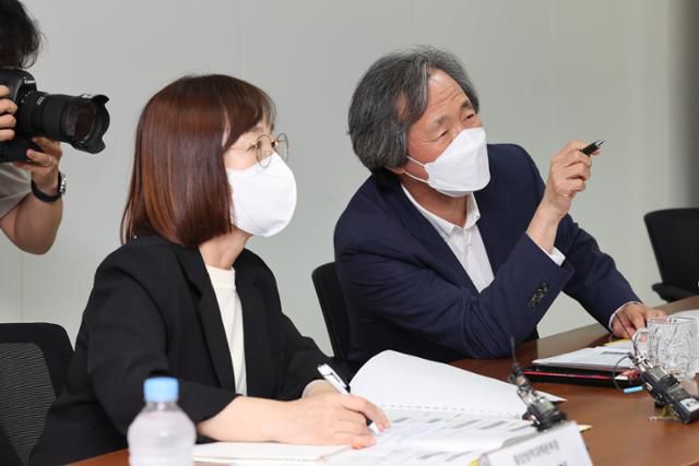 지난달 11일 백경란(왼쪽) 질병관리청장과 정기석 국가감염병위기대응자문위원장이 서울 서대문구 질병관리청 수도권 질병대응센터에서 열린 자문위 1차 회의에서 대화를 나누고 있다. 뉴스1