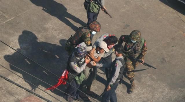 지난해 3월 미얀마 양곤시에서 군정에 체포되고 있는 시민의 모습. 이라와디 캡처