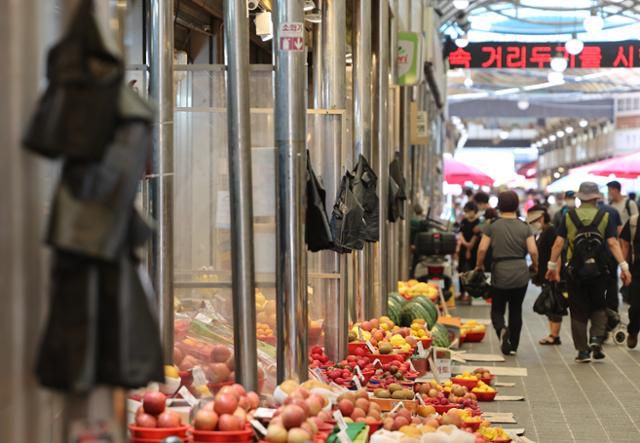 세계 일회용 비닐봉지 없는 날인 지난달 3일 서울의 한 재래시장 기둥에 일회용 비닐봉지가 걸려 있다. 연합뉴스