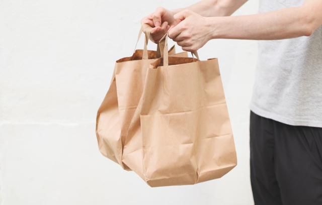 식품접객업에서 종이가방은 무상제공이 가능하지만, 대규모 점포에서는 금지된다. 게티이미지뱅크
