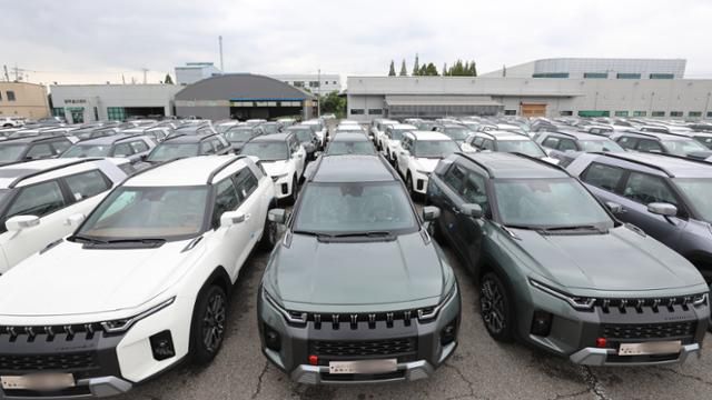 지난달 21일 쌍용자동차의 스포츠유틸리티차량(SUV) 토레스가 경기 평택시 쌍용자동차 평택출고센터에서 출고를 기다리고 있다. 뉴스1