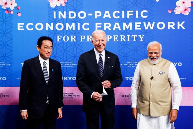 나렌드라 모디(오른쪽부터) 인도 총리, 조 바이든 미국 대통령, 기시다 후미오 일본 총리가 5월 23일 일본 도쿄 이즈미 가든 갤러리에서 열린 인도·태평양경제프레임워크(IPEF) 출범 행사에 참석해 기념 촬영을 하고 있다. 도쿄=로이터 연합뉴스