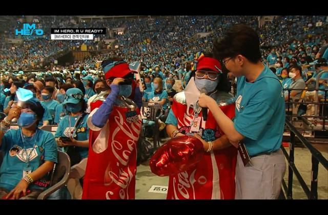 중년 관객이 14일 서울 송파구 KSPO돔(구 체조경기장)에서 연 임영웅 공연장에서 MC와 대화하고 있다. 티빙은 오후 5시에 예정된 공연 1시간 30분 전부터 실시간 연결 등을 확인할 수 있는 공연 준비 프로그램을 진행했다. 티빙 캡처