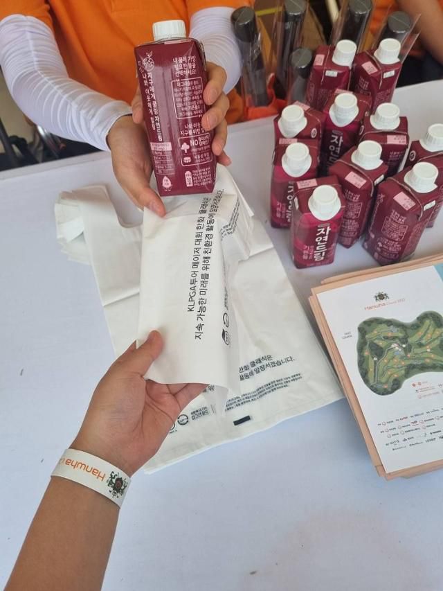 인쇄물에는 친환경 용지와 콩기름 잉크를 사용했다. 한화클래식 제공