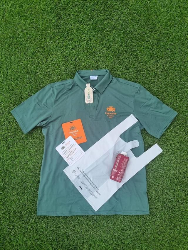 한화클래식 대회 운영진이 입는 폐플라스틱 원사 활용 티셔츠와 갤러리에게 나눠주는 생분해 재질의 쓰레기 봉투. 한화클래식 제공