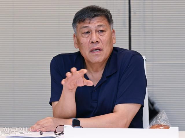 19일 한국일보가 정치 유튜브 생태계를 주제로 연 좌담회에 황근 선문대 교수가 참여해 자신의 견해를 밝히고 있다. 최주연 기자