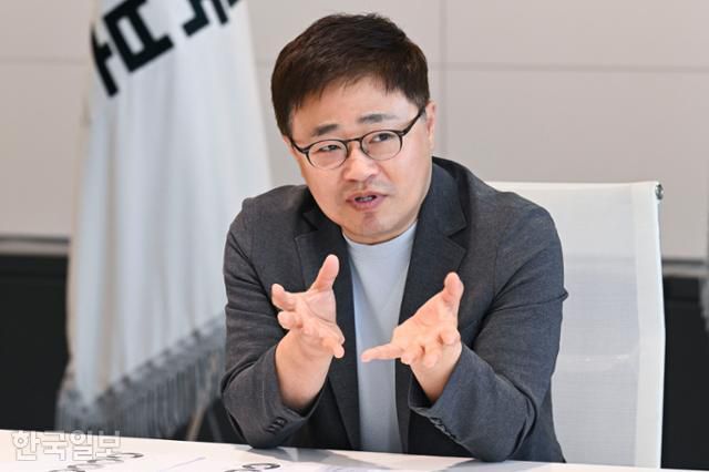 23일 한국일보가 정치 유튜브 생태계를 주제로 연 좌담회에 장성철 공론센터 소장이 참여해 자신의 견해를 밝히고 있다. 최주연 기자