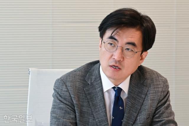 23일 한국일보가 정치 유튜브 생태계를 주제로 연 좌담회에 김성회 정치연구소 씽크와이 소장이 참여해 자신의 견해를 밝히고 있다. 최주연 기자