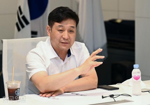 19일 한국일보가 정치 유튜브 생태계를 주제로 연 좌담회에 최진봉 성공회대 교수가 참여해 자신의 견해를 밝히고 있다. 최주연 기자