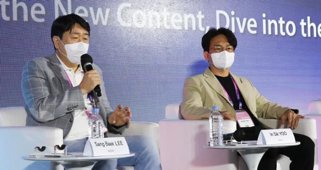 '이상한 변호사 우영우' 제작사 에이스토리의 이상백(왼쪽) 대표와 드라마를 연출한 유인식 PD가 31일 서울 중구 동대문디자인플라자에서 열린 국제방송영상마켓(BCWW) 행사 특별 세션에서 드라마 제작 과정을 말하고 있다. 뉴시스