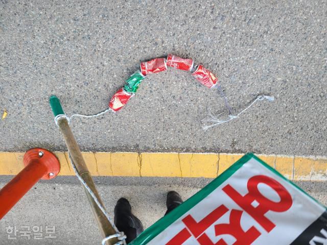 깡통아재 최씨가 끌고 다니던 깃대. 양산=조소진 기자