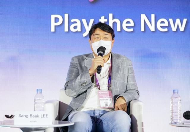 이상백 에이스토리 대표가 31일 서울 중구 동대문디자인플라자에서 열린 국제방송영상마켓(BCWW) 행사 특별 세션에서 드라마 '이상한 변호사 우영우' 제작 과정을 말하고 있다. 한국콘텐츠진흥원 제공