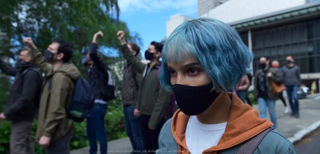 앤젤라는 집 밖에 나오자마자 쫓기는 신세가 된다. 웨이브 제공