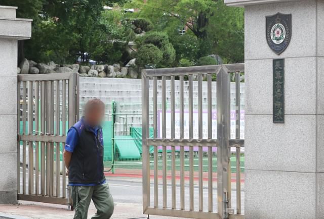 7월 21일 서울 영등포구에 위치한 자율형사립고인 장훈고등학교가 서울 자사고 중 10번째로 일반고 전환을 결정한 가운데, 한 시민이 장훈고 정문을 지나가고 있다. 뉴스1