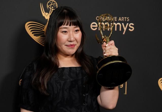 '오징어 게임'의 아트 디렉터 김은지씨가 4일(현지시간) 미국 로스앤젤레스 마이크로소프트 극장에서 열린 제74회 '크리에이티브 아츠 프라임타임 에미상' 시상식에서 프로덕션 디자인상을 받은 뒤 트로피를 들고 있다. 로스앤젤레스=AP 연합뉴스