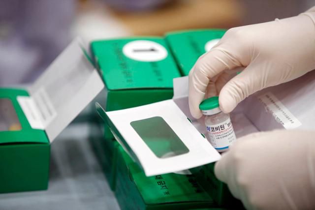 국산 1호 코로나19 백신 스카이코비원 접종 첫날인 5일 광주 북구보건소 접종실에서 의료기관에 배부할 스카이코비원 백신을 확인하고 있다. 광주 북구 제공