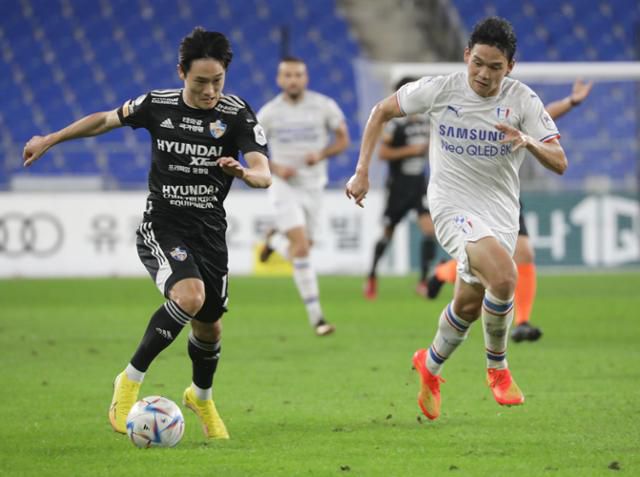 울산현대 엄원상이 7일 울산 문수축구경기장에서 열린 프로축구 하나원큐 K리그1 수원삼성과의 경기에서 드리블을 하고 있다. 뉴스1