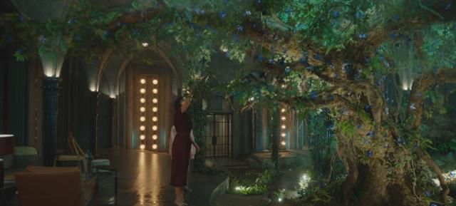 드라마 '작은 아씨들'에서 재벌가의 딸인 원상아(엄지원)가 딸의 친구인 인혜(박지후)에게 주려고 푸른 꽃을 따고 있다. 생화가 아니라 모두 실크로 제작됐다. tvN 방송 캡처