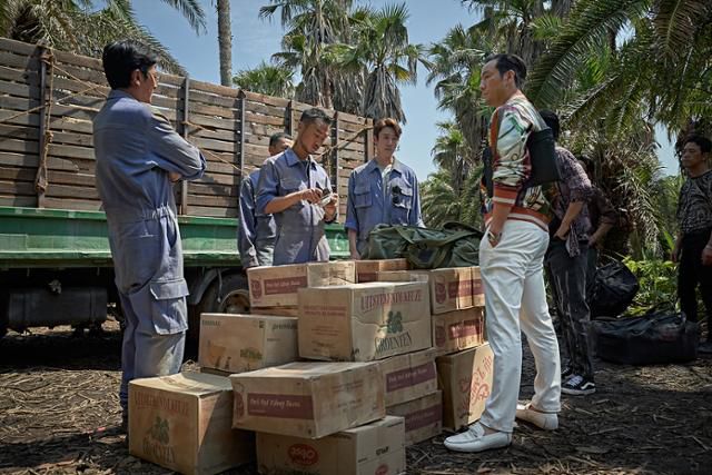 '수리남'이 시청 시간 6,265만을 기록하며 9월 셋째 주 넷플릭스 비영어권 드라마 부문 정상에 올랐다. 넷플릭스 제공