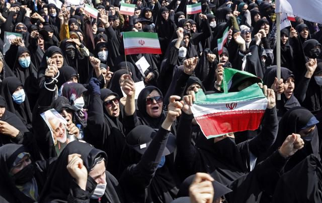 23일(현지시간) 이란 수도 테헤란에서 반정부 시위에 맞선 친정부 집회가 열리고 있다. 테헤란=AFP 연합뉴스